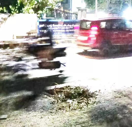 சாலையில் பெரிய பள்ளம்
