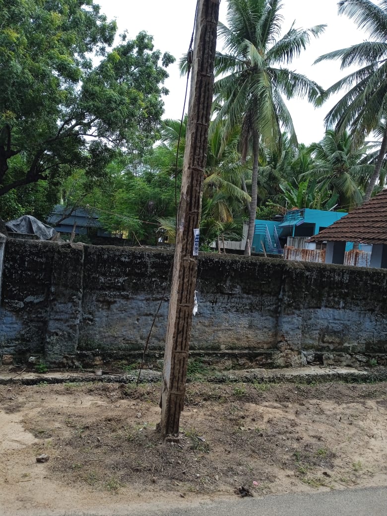 மின்கம்பத்தை மாற்ற வேண்டும்