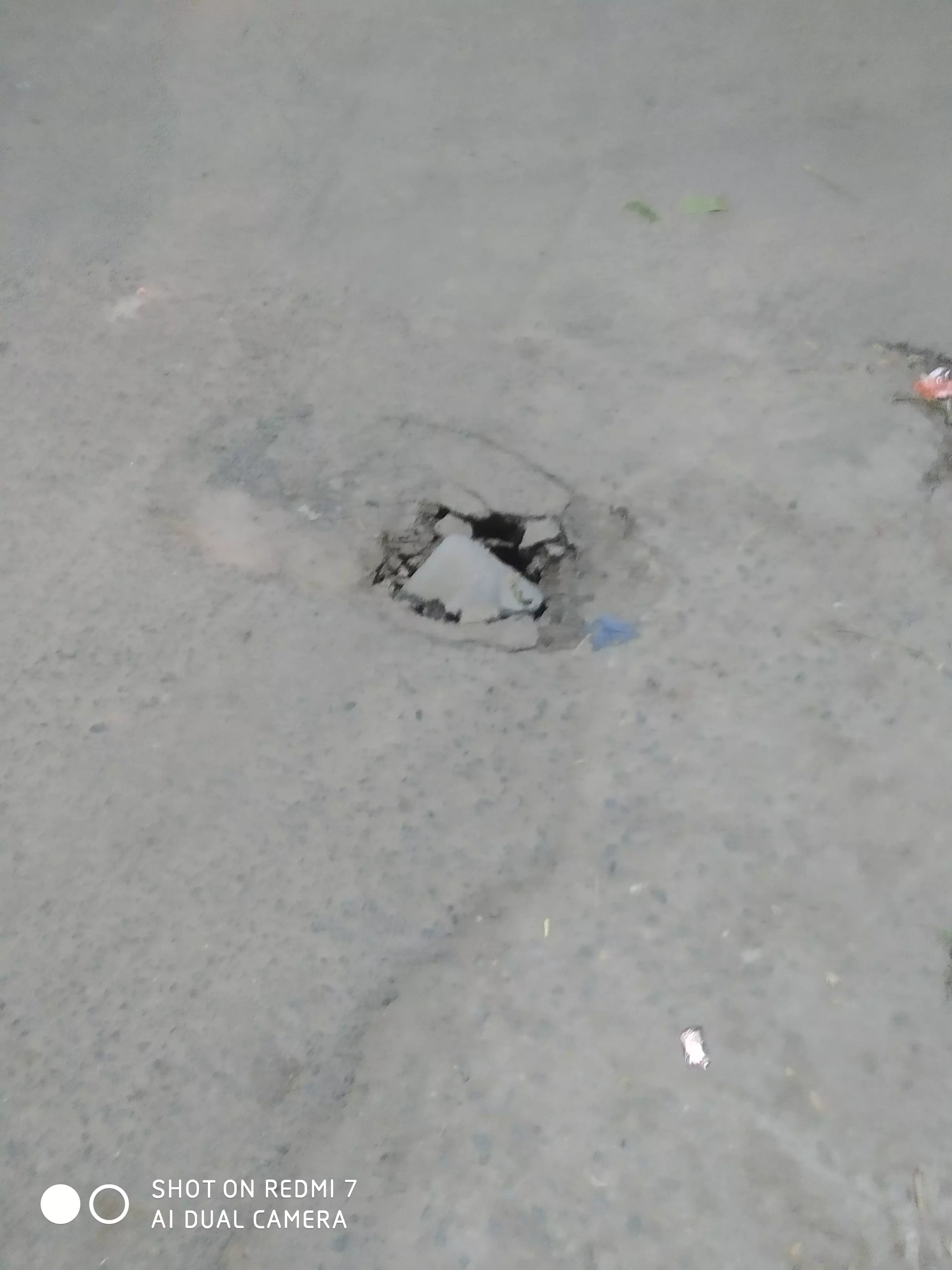 சேதமடைந்த பாதாள சாக்கடை மூடி