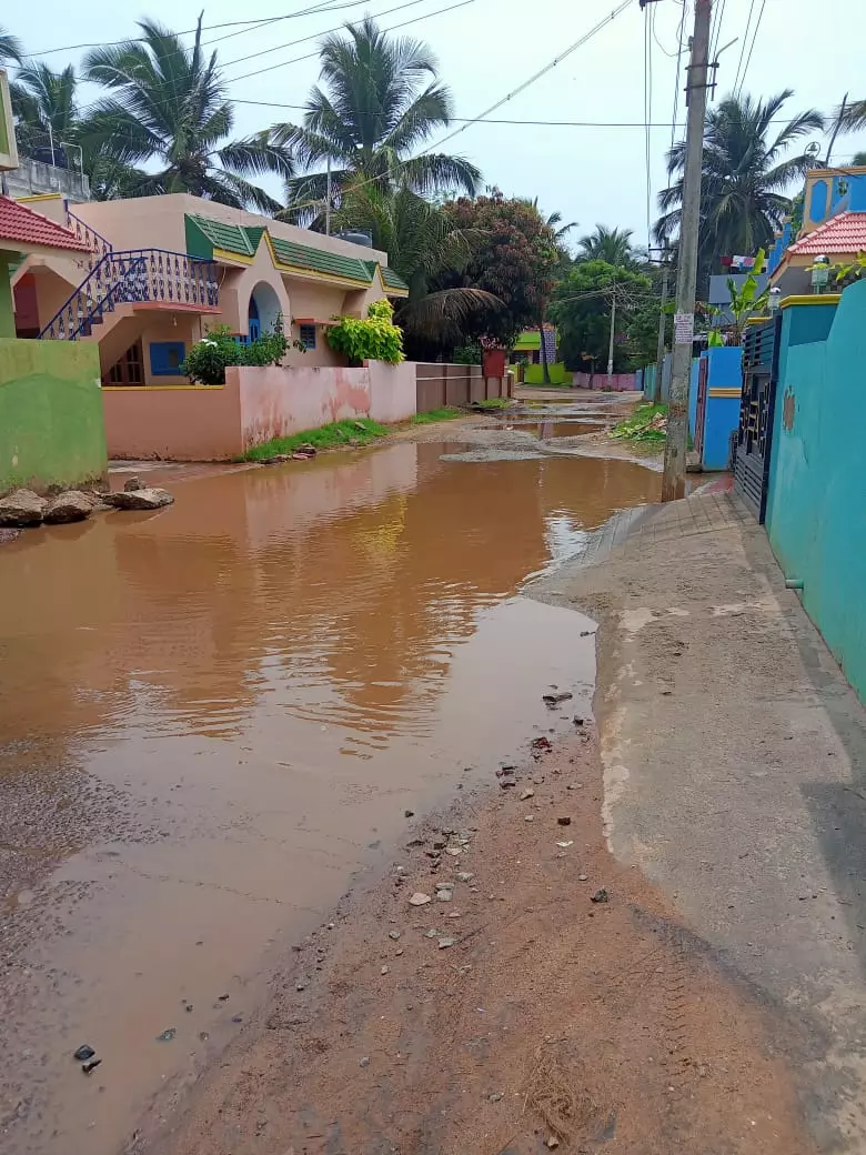 சேதமடைந்த சாலை சேதமடைந்த சாலை