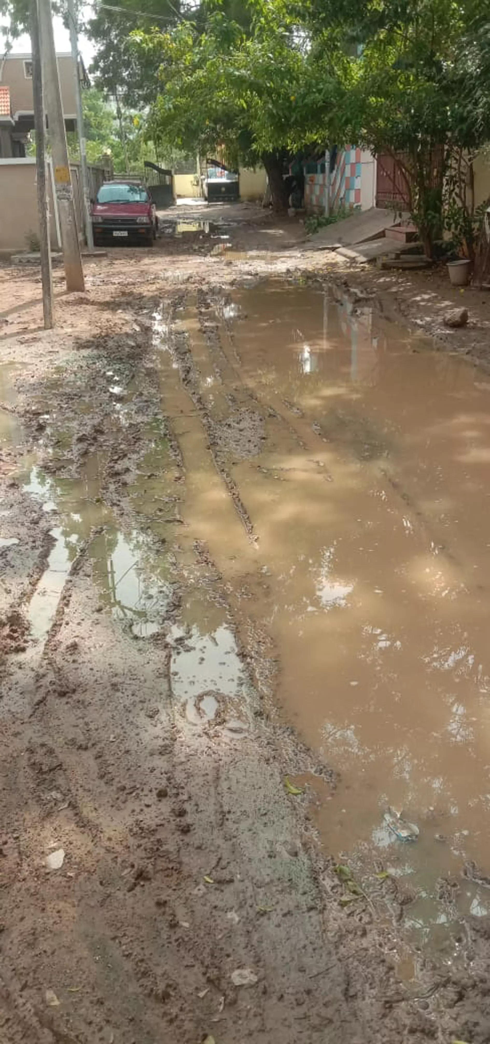 சேறும் சகதியுமான சாலை