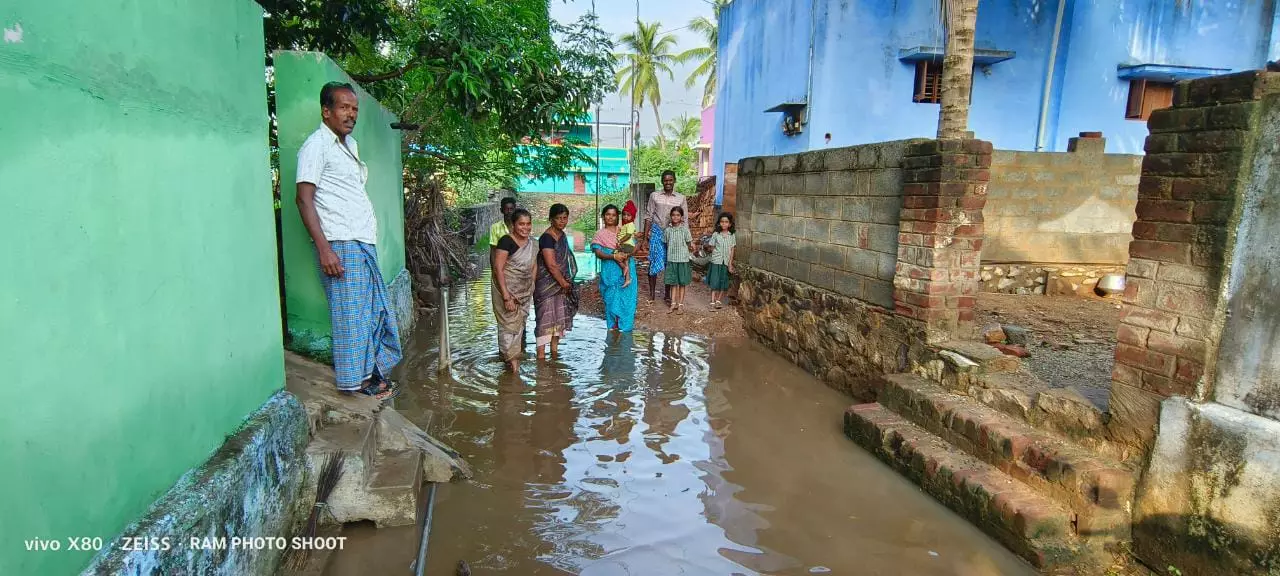 குடியிருப்புகளை சூழ்ந்த மழைநீர்