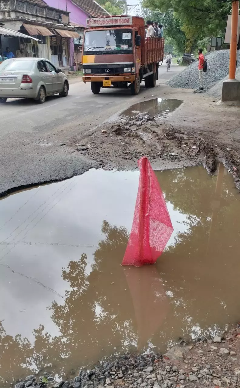 சாலையில் ஆபத்தான பள்ளம்