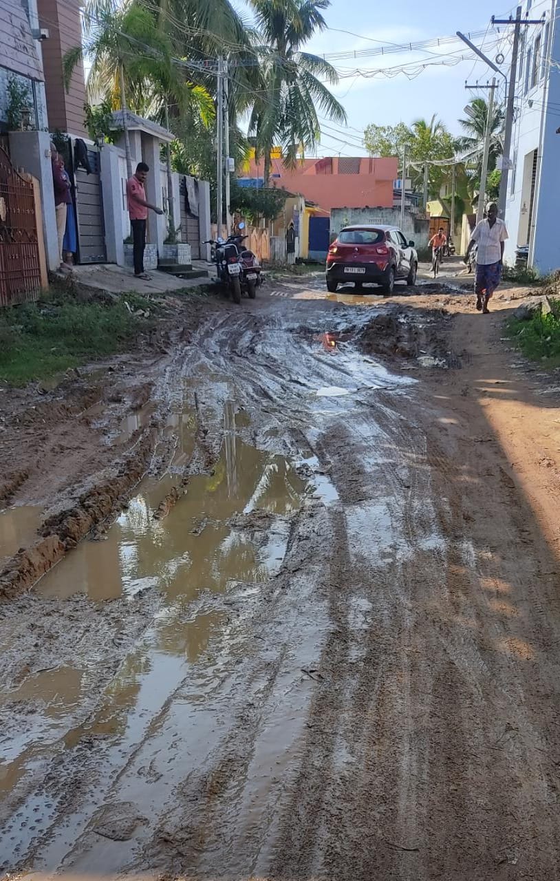 சேற்றில் மிதக்கும் சாலை சேற்றில் மிதக்கும் சாலை