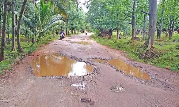 சேதமடைந்த சாலையால் அவதி சேதமடைந்த சாலையால் அவதி
