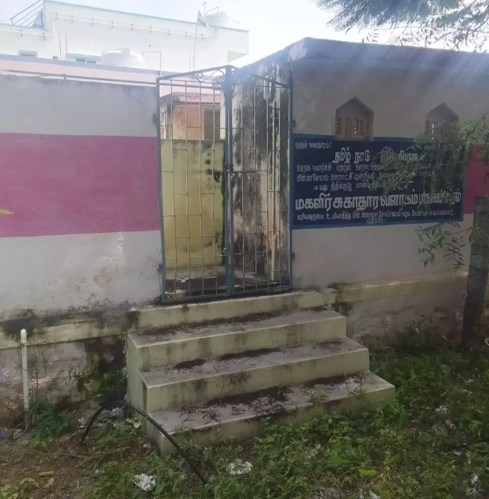 பூட்டிக்கிடக்கும் கழிப்பறை