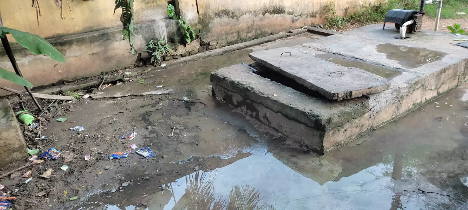 சுகாதாரமற்ற குடிநீர் தொட்டி சுகாதாரமற்ற குடிநீர் தொட்டி