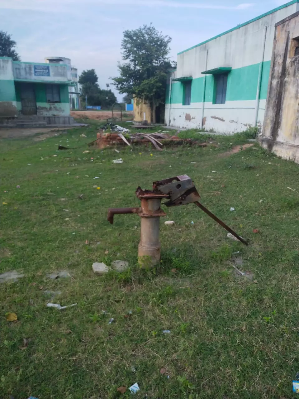 சிதிலமடைந்த அடிபம்புகள் சிதிலமடைந்த அடிபம்புகள்