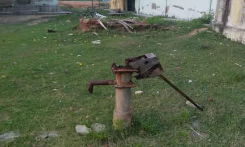 சிதிலமடைந்த அடிபம்புகள் சிதிலமடைந்த அடிபம்புகள்