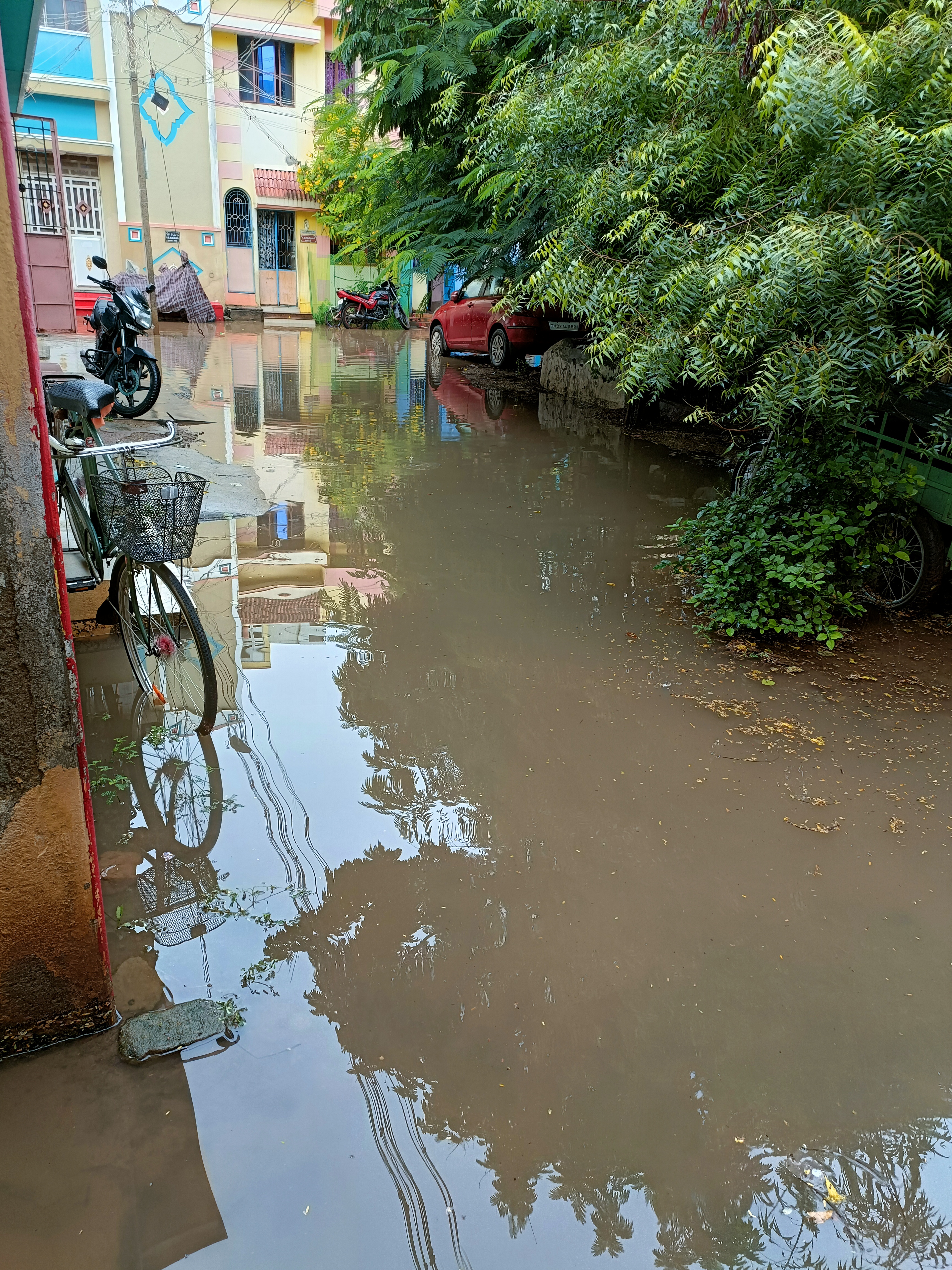 தேங்கி நிற்கும் மழைநீர்