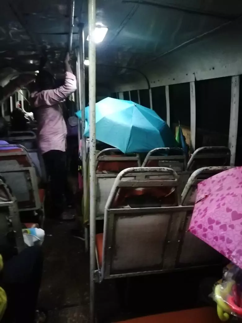 பஸ்சுக்குள் குடையுடன் பயணம்