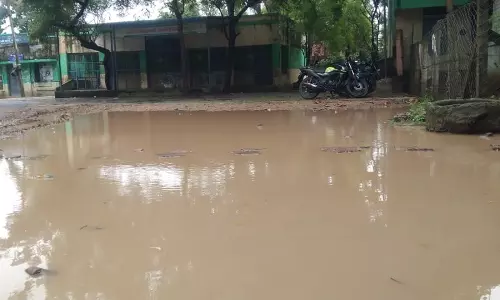 குளம் போல் காட்சி அளிக்கும் பள்ளி வளாகம்