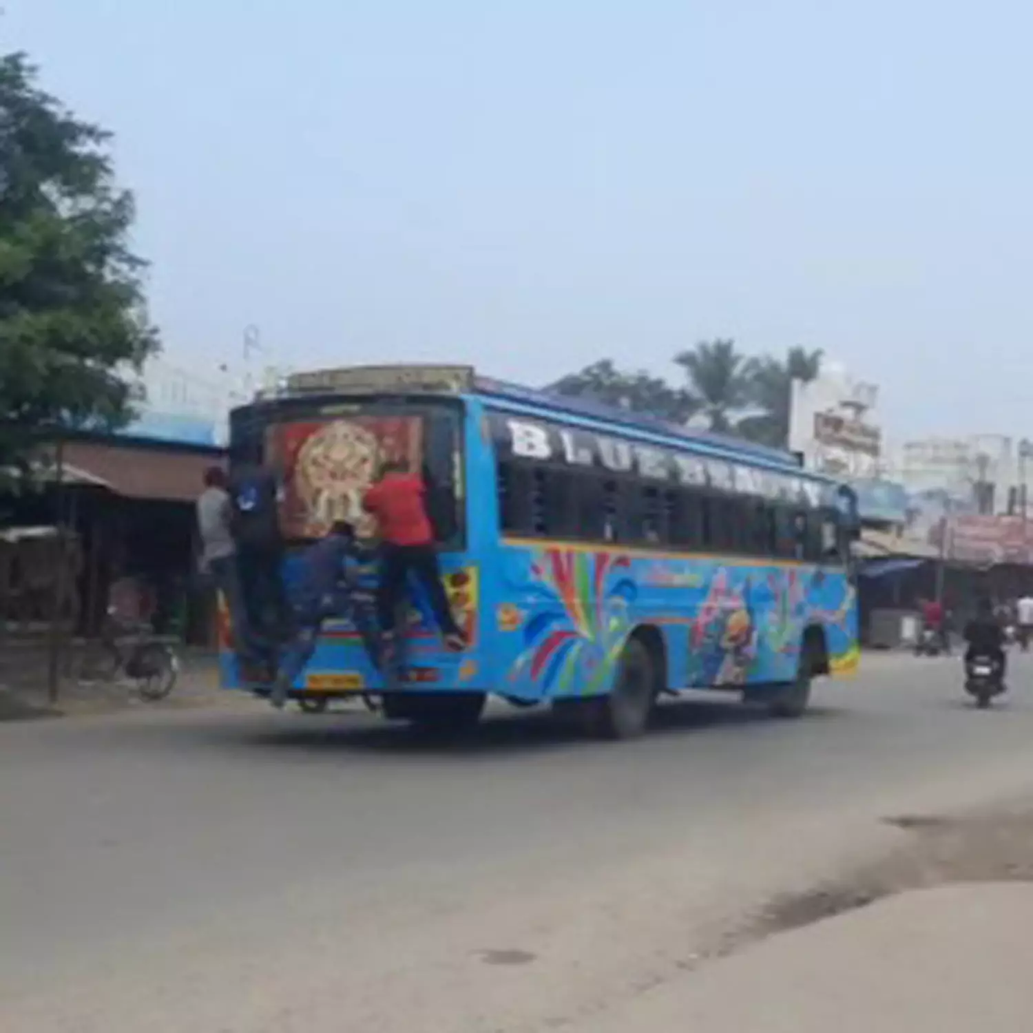 பஸ்சில் ஆபத்தான பயணம்