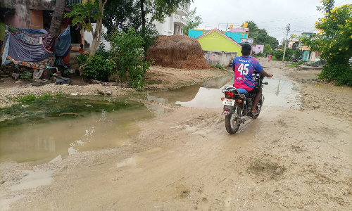 சாலையில் தேங்கும் மழைநீரால் சிரமம்