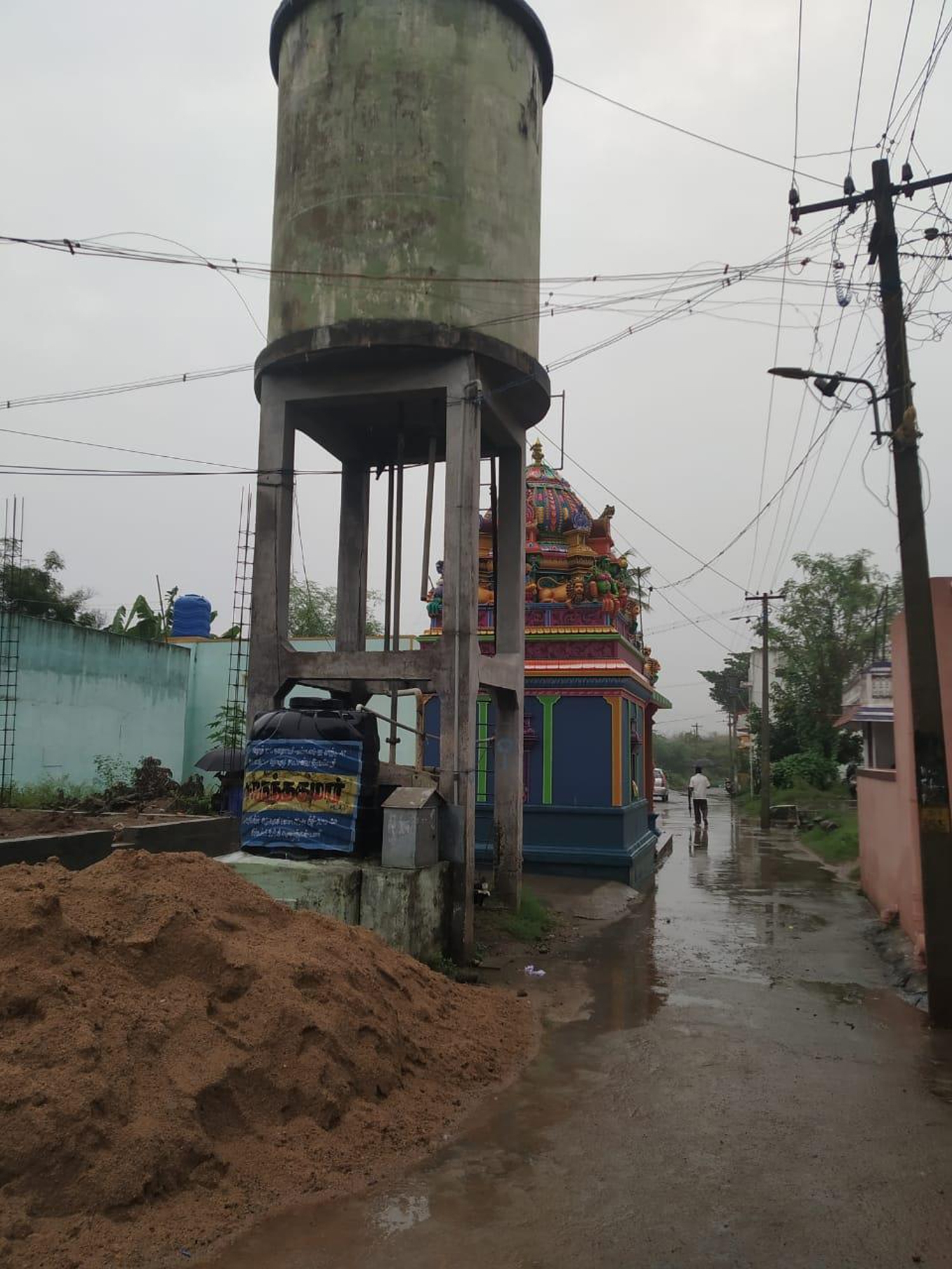 குடிநீா் தொட்டியை அகற்ற வேண்டும் குடிநீா் தொட்டியை அகற்ற வேண்டும்