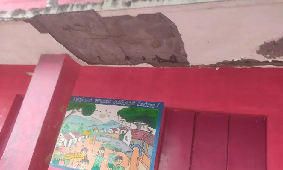 இடிந்து விழும் நிலையில் பள்ளி