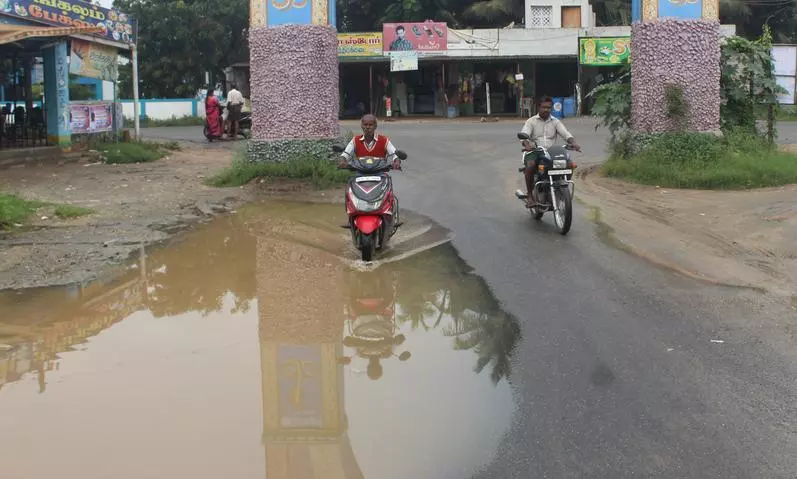 தேங்கி நிற்கும் மழைநீரால் வாகன ஓட்டிகள் அவதி தேங்கி நிற்கும் மழைநீரால் வாகன ஓட்டிகள் அவதி