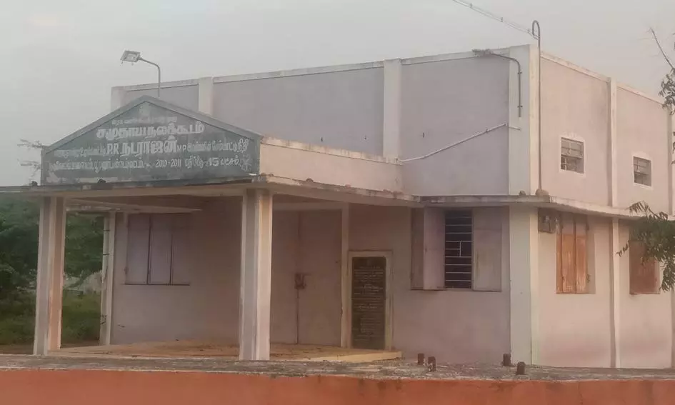 பூட்டிக்கிடக்கும் சமுதாயநலக்கூடம்