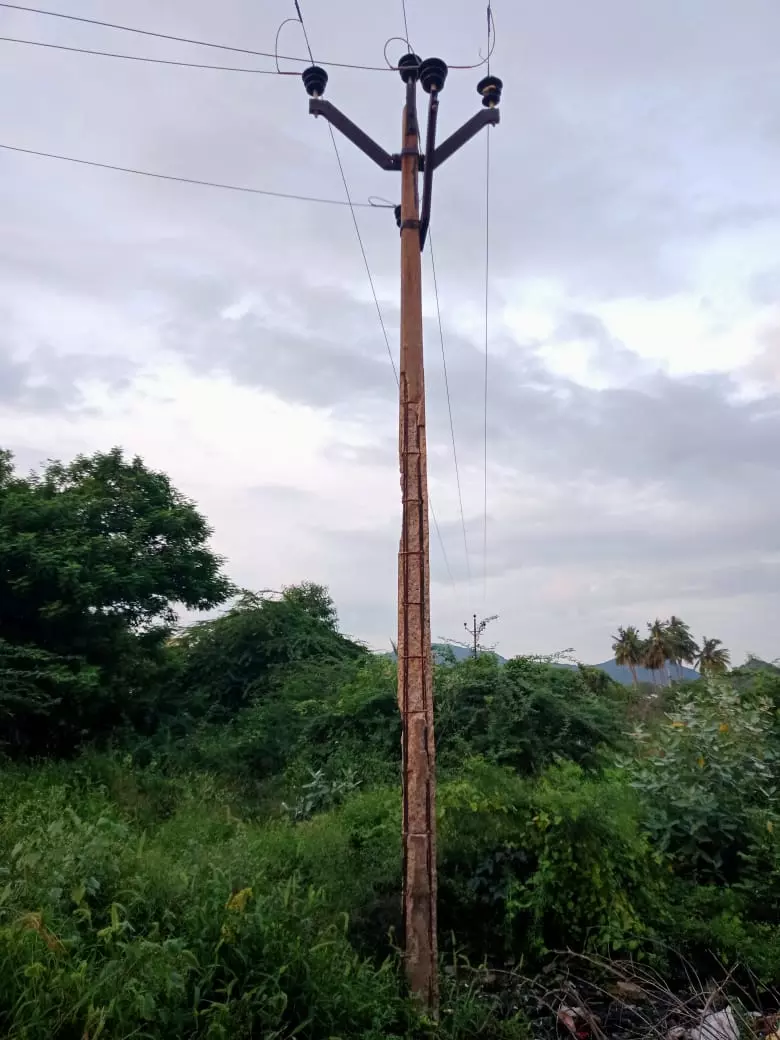 சிதிலமடைந்த மின்கம்பம்