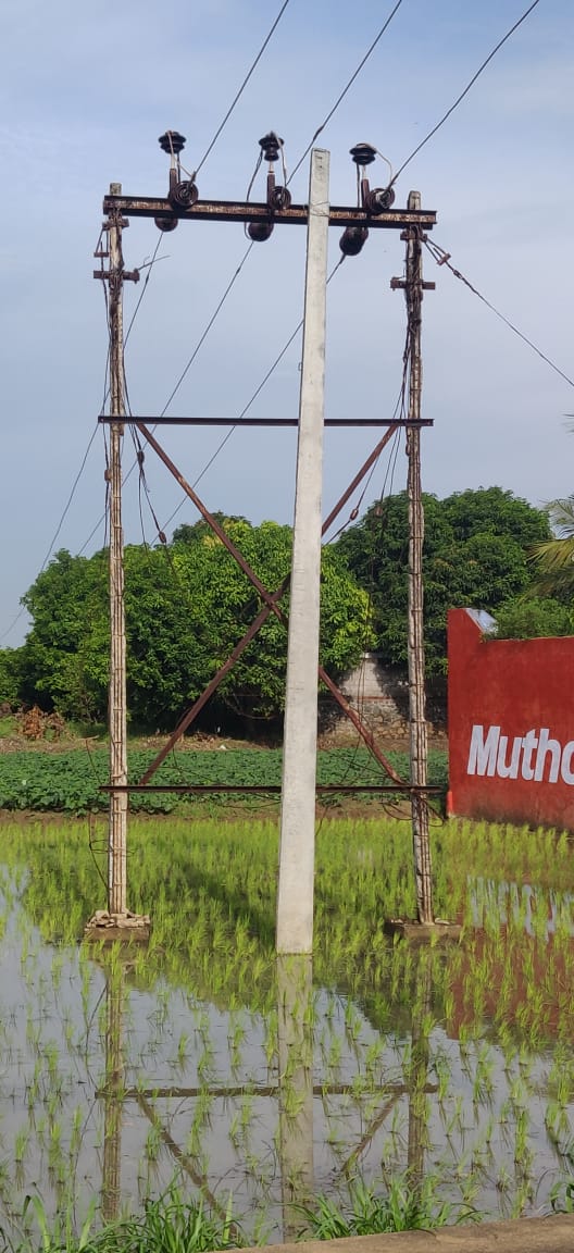 மின்கம்பங்கள் மாற்றப்படுமா?