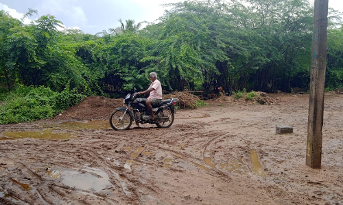 வாகன ஓட்டிகள் சிரமம்