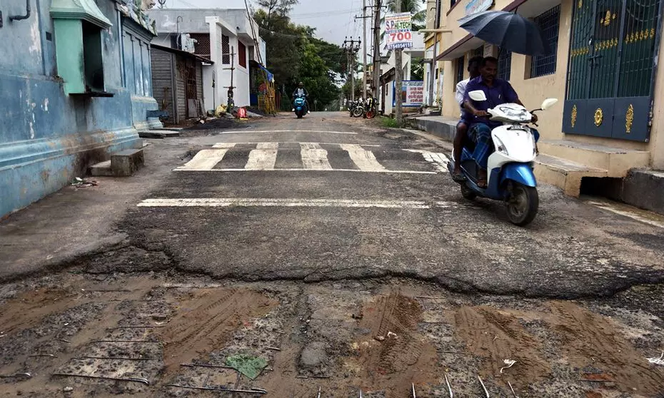 விபத்தில் சிக்கும் வாகன ஓட்டிகள்