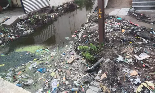 கழிவுநீர் கால்வாயில் அடைப்பு