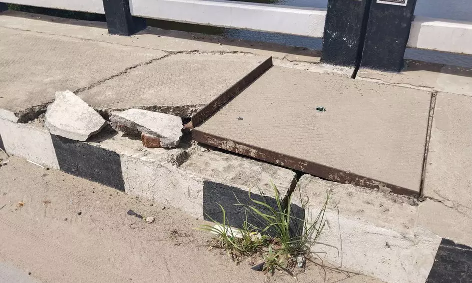 ஆபத்தான மேம்பால நடைபாதை ஆபத்தான மேம்பால நடைபாதை