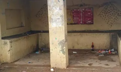 மதுபாராக மாறிய பயணிகள் நிழற்குடை மதுபாராக மாறிய பயணிகள் நிழற்குடை