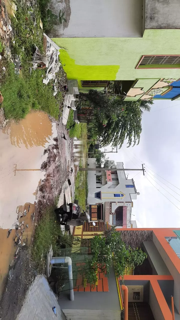 குடியிருப்புகளை சூழ்ந்து நிற்கும் மழைநீர் குடியிருப்புகளை சூழ்ந்து நிற்கும் மழைநீர்