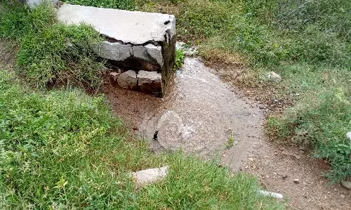 குடிநீர் குழாயில் உடைப்பு குடிநீர் குழாயில் உடைப்பு