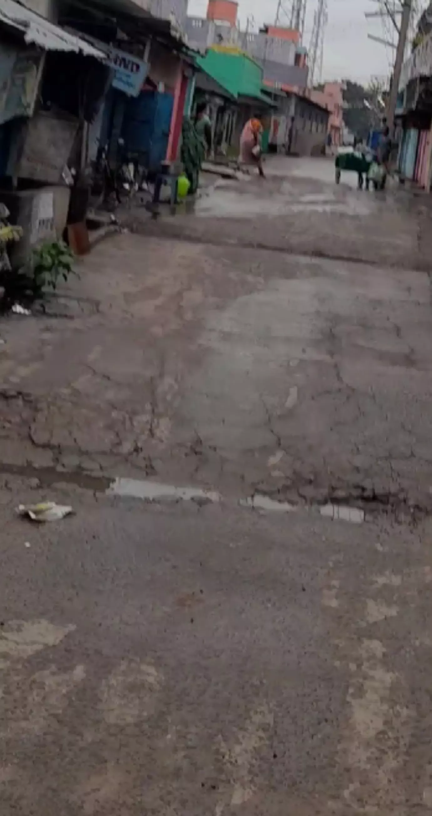 சிமெண்டு சாலையை சரி செய்வார்களா?