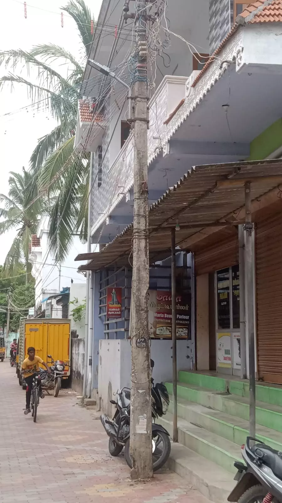 மின்கம்பம் மாற்றப்படுமா? மின்கம்பம் மாற்றப்படுமா?