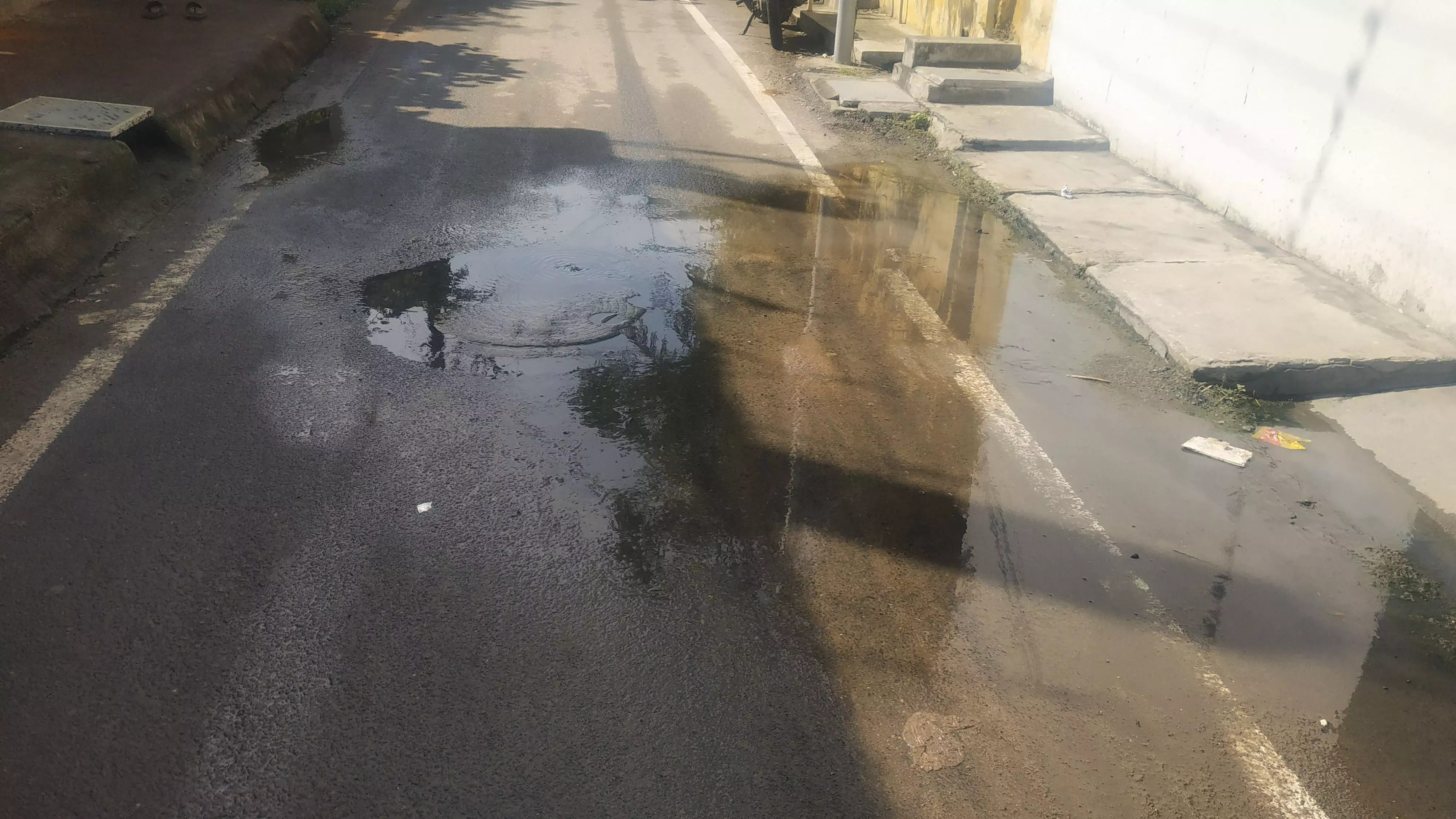 தெருவில் வழிந்தோடும் கழிவுநீர்