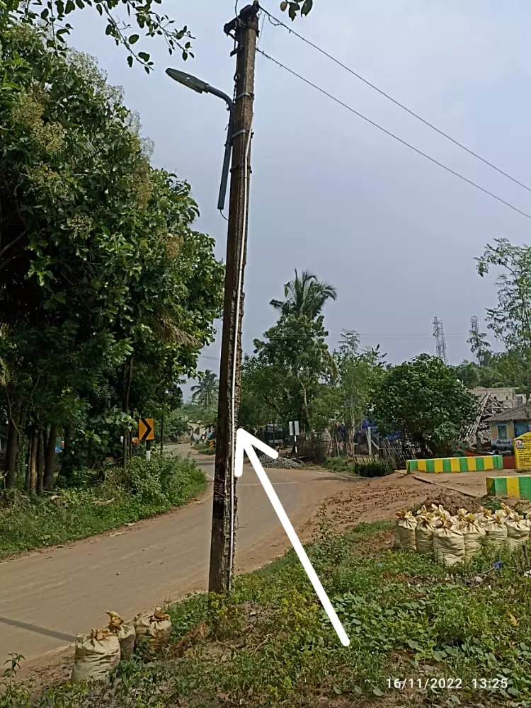 ஆபத்தான மின்கம்பம்