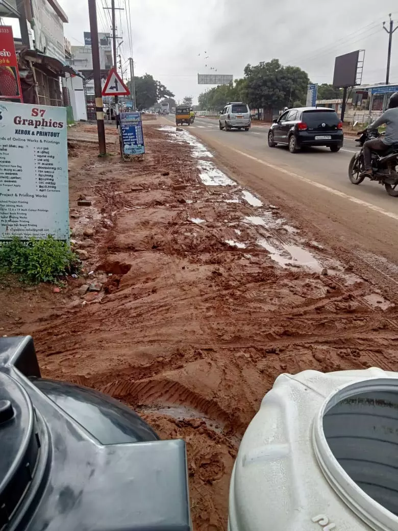 சகதியில் நிலைதடுமாறும் வாகனங்கள் சகதியில் நிலைதடுமாறும் வாகனங்கள்