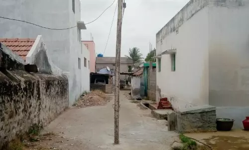 உடைந்து விழும் நிலையில் மின்கம்பம்