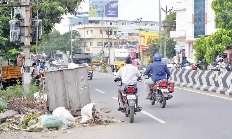 குப்பைத்தொட்டியால் போக்குவரத்து இடையூறு
