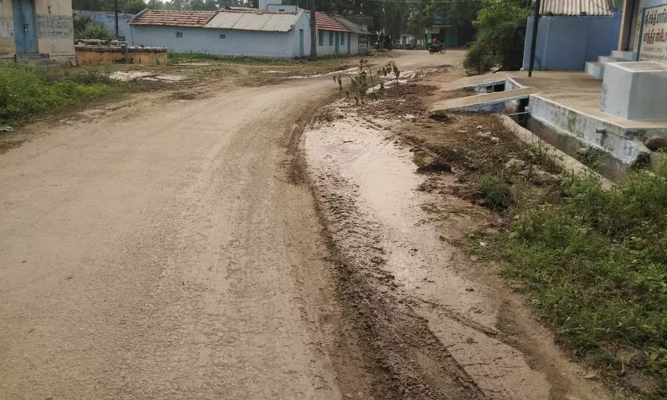 சேறும்,சகதியுமான சாலை சேறும்,சகதியுமான சாலை