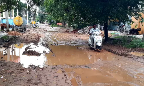 சேறும் சகதியுமான சாலை சேறும் சகதியுமான சாலை