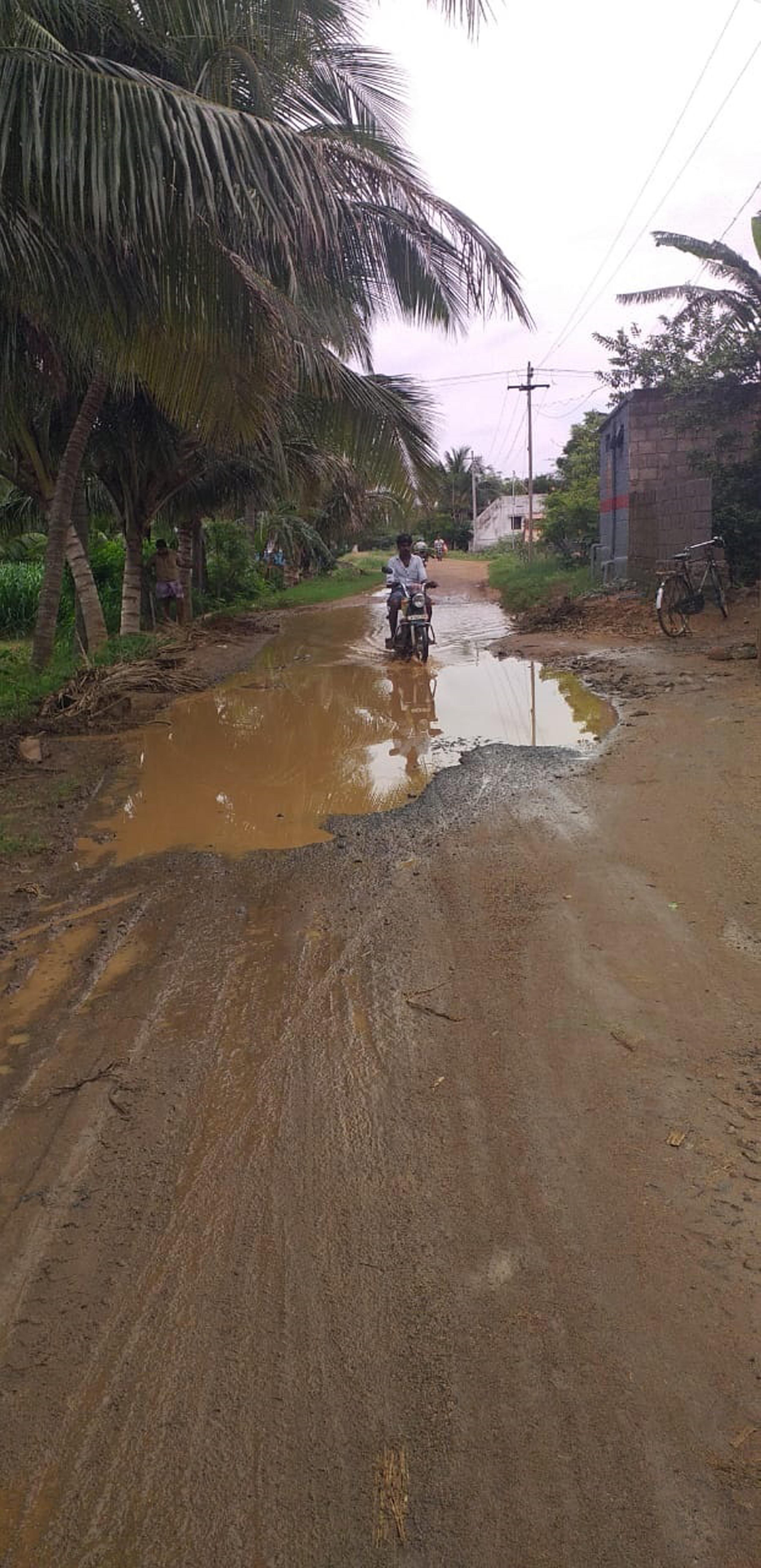 குண்டும் குழியுமான சாலை