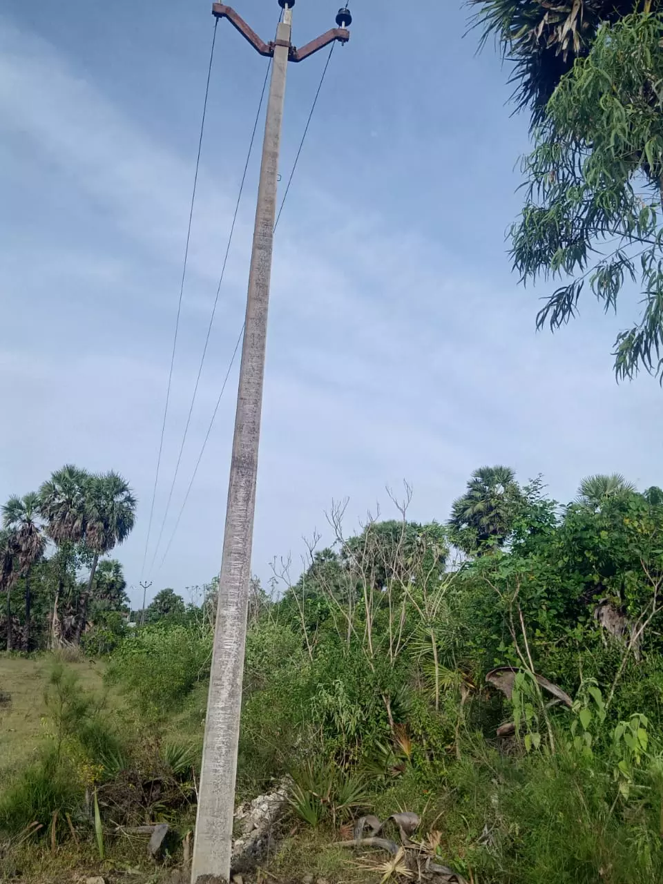 புதிய மின்கம்பம் பொருத்தப்பட்டது