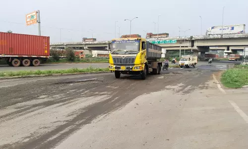 பள்ளங்கள் நிறைந்த சாலை