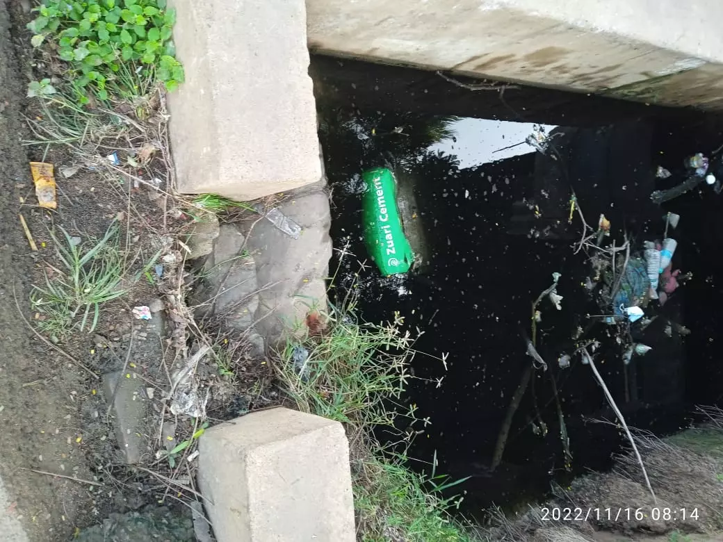 கால்வாயில் தேங்கும் மழைநீர்