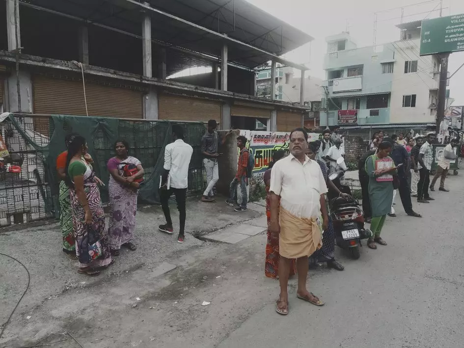 நிழற்குடை இல்லாத பஸ் நிறுத்தம் நிழற்குடை இல்லாத பஸ் நிறுத்தம்