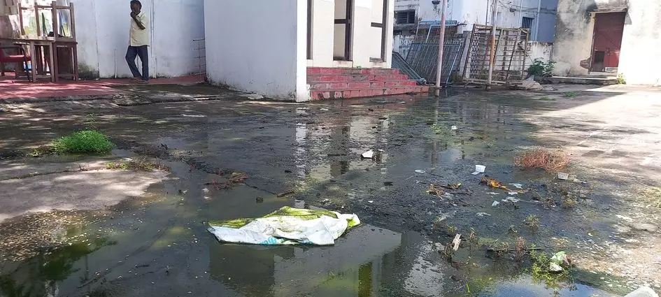 சாலையில் வழிந்தோடும் கழிவுநீர் சாலையில் வழிந்தோடும் கழிவுநீர்