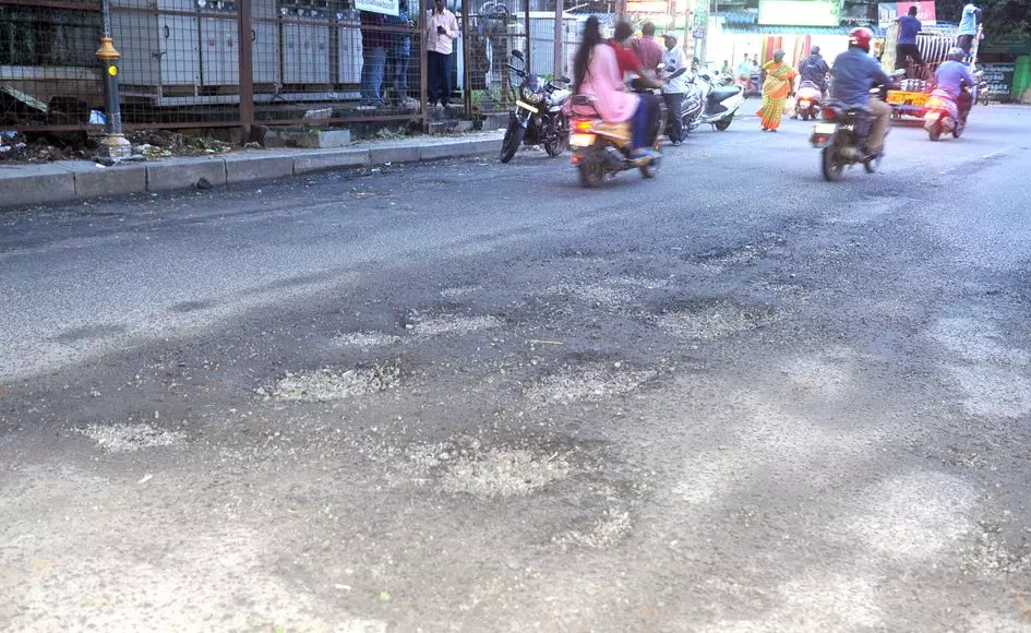 குண்டும், குழியுமான சாலை குண்டும், குழியுமான சாலை