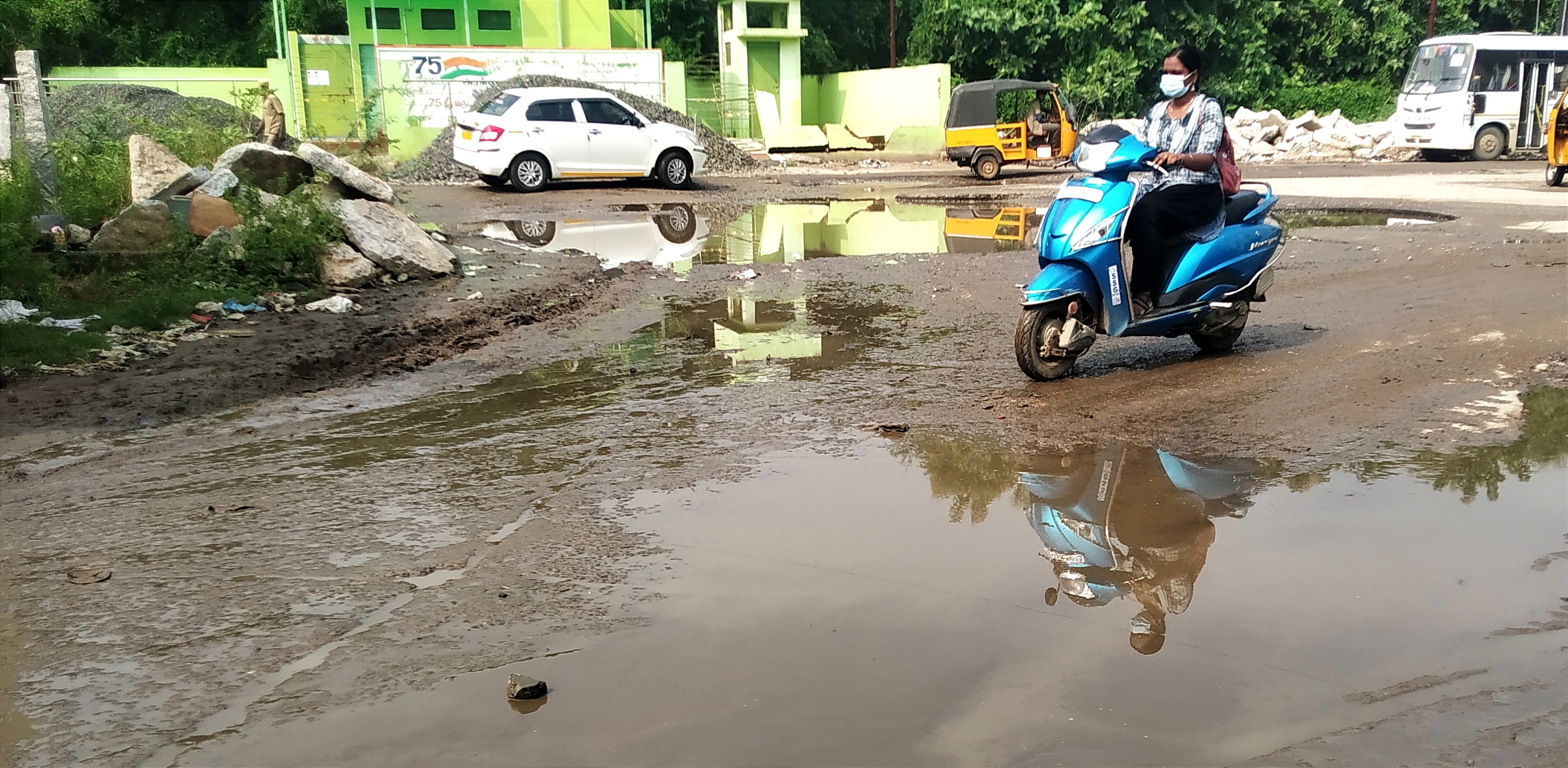 தேங்கிய மழைநீரால் பயணிகள் அவதி