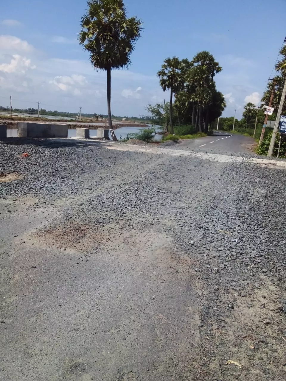 ஜல்லி கொட்டியாச்சு... சாலை அமைக்கவில்லை...