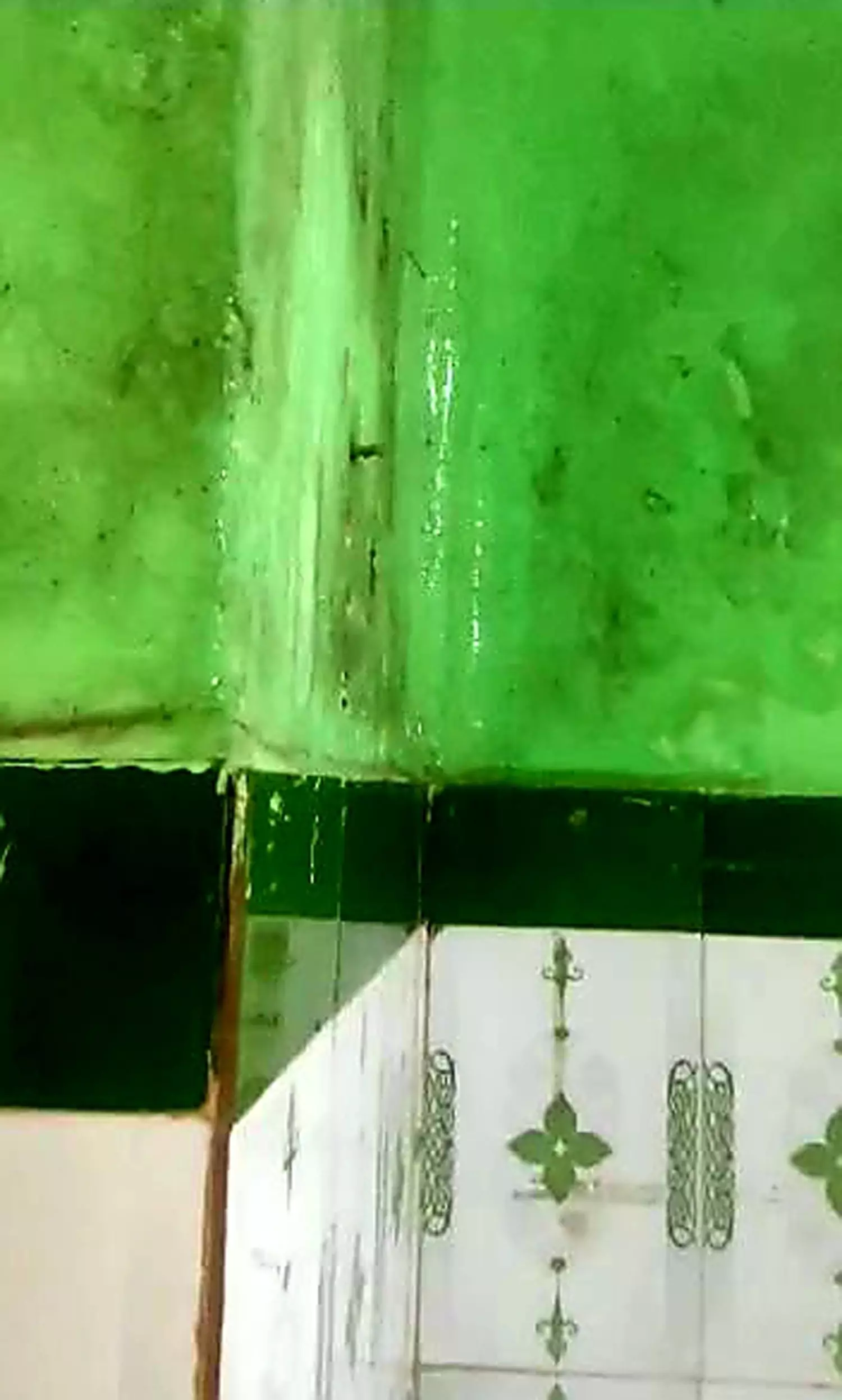 மருத்துவமனைக்குள் மழைநீர் கசிவு